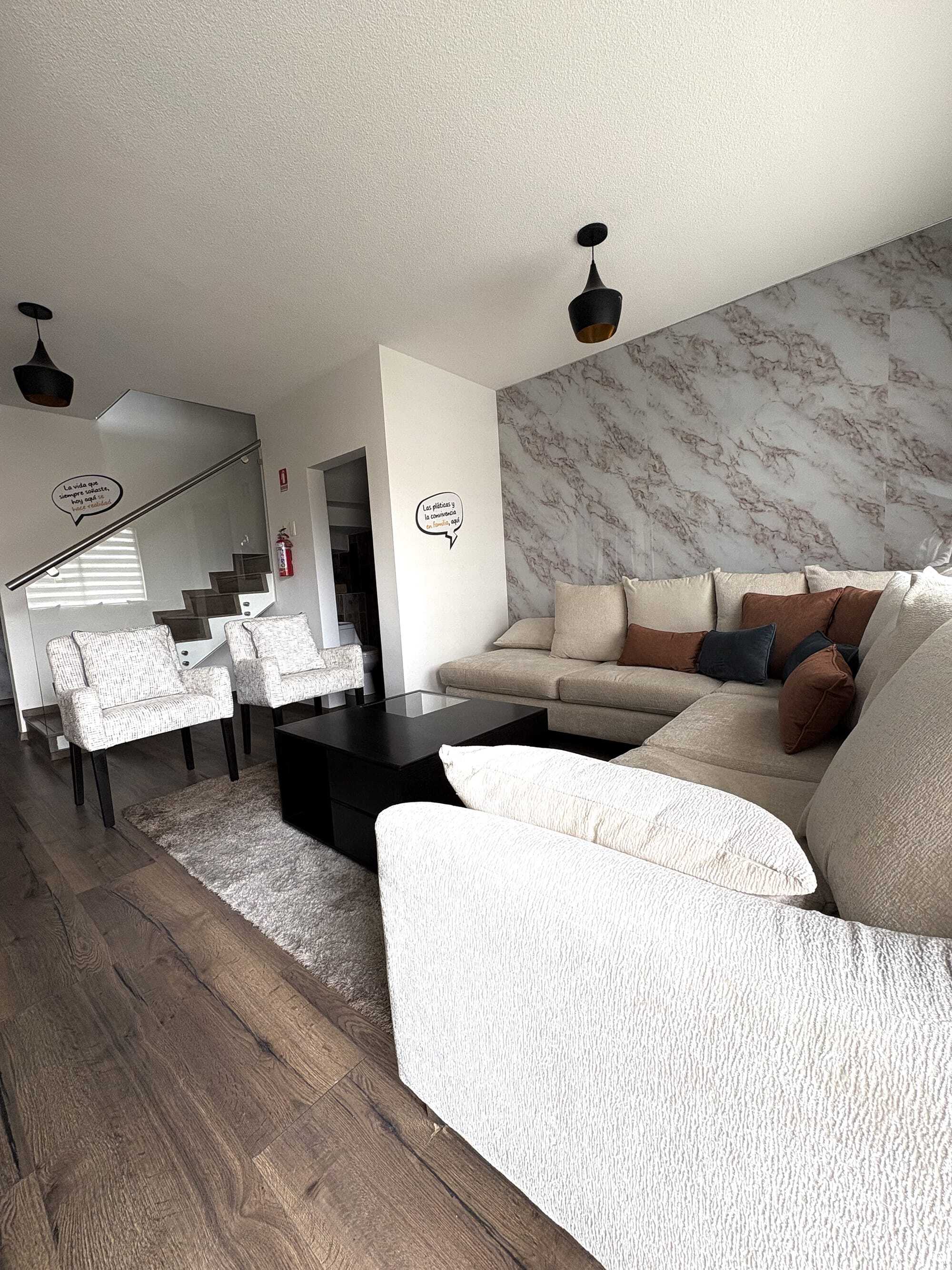 real-madeira-montesino-interiores-sala-sillones-escalera