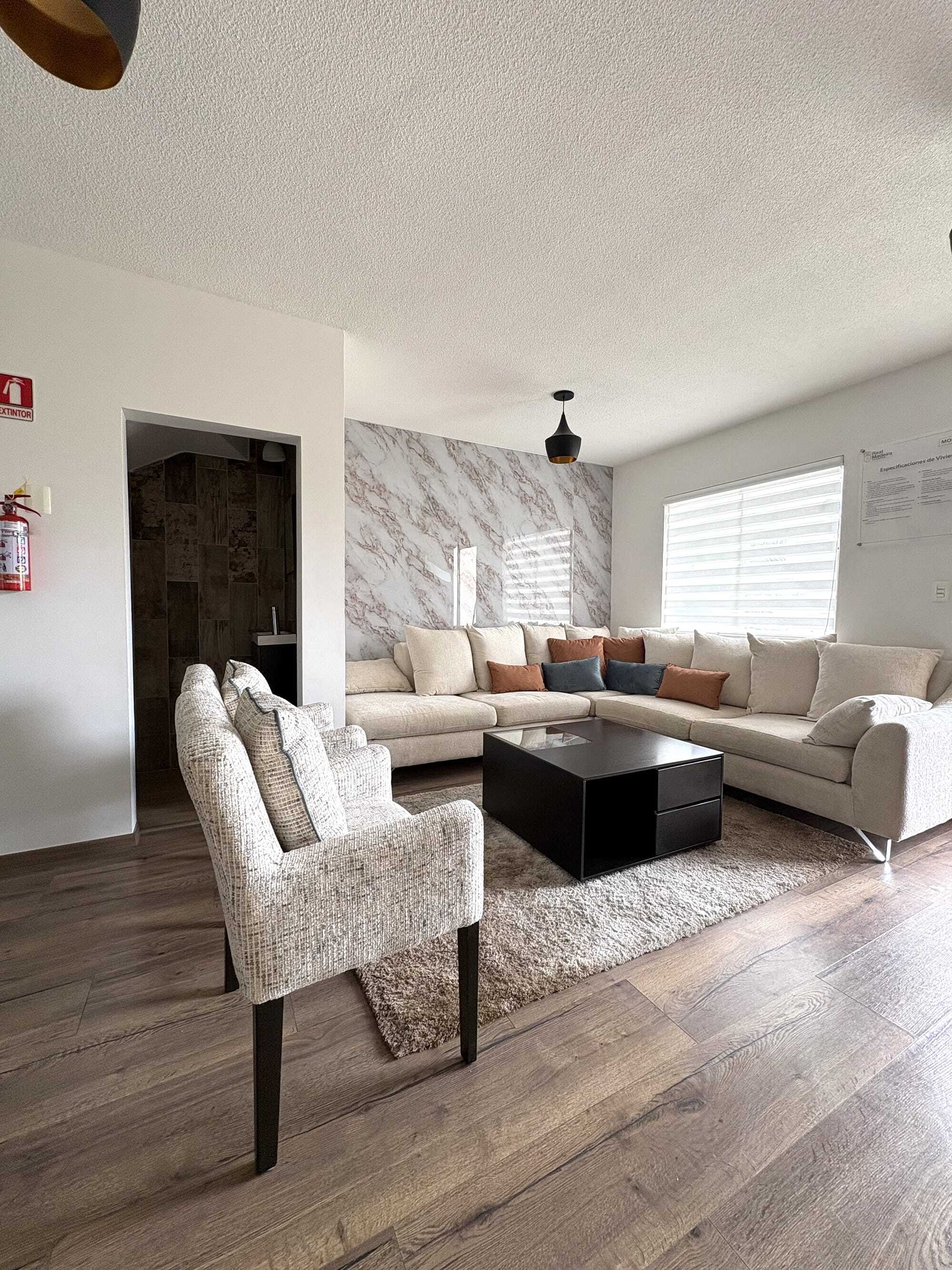 real-madeira-montesino-interiores-sala-sofa-ventana