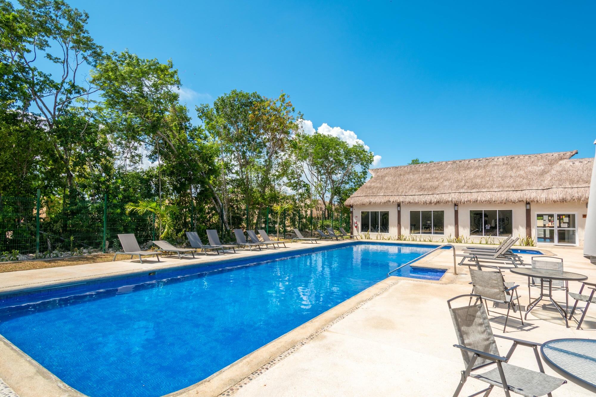 Casa club con palapa y alberca