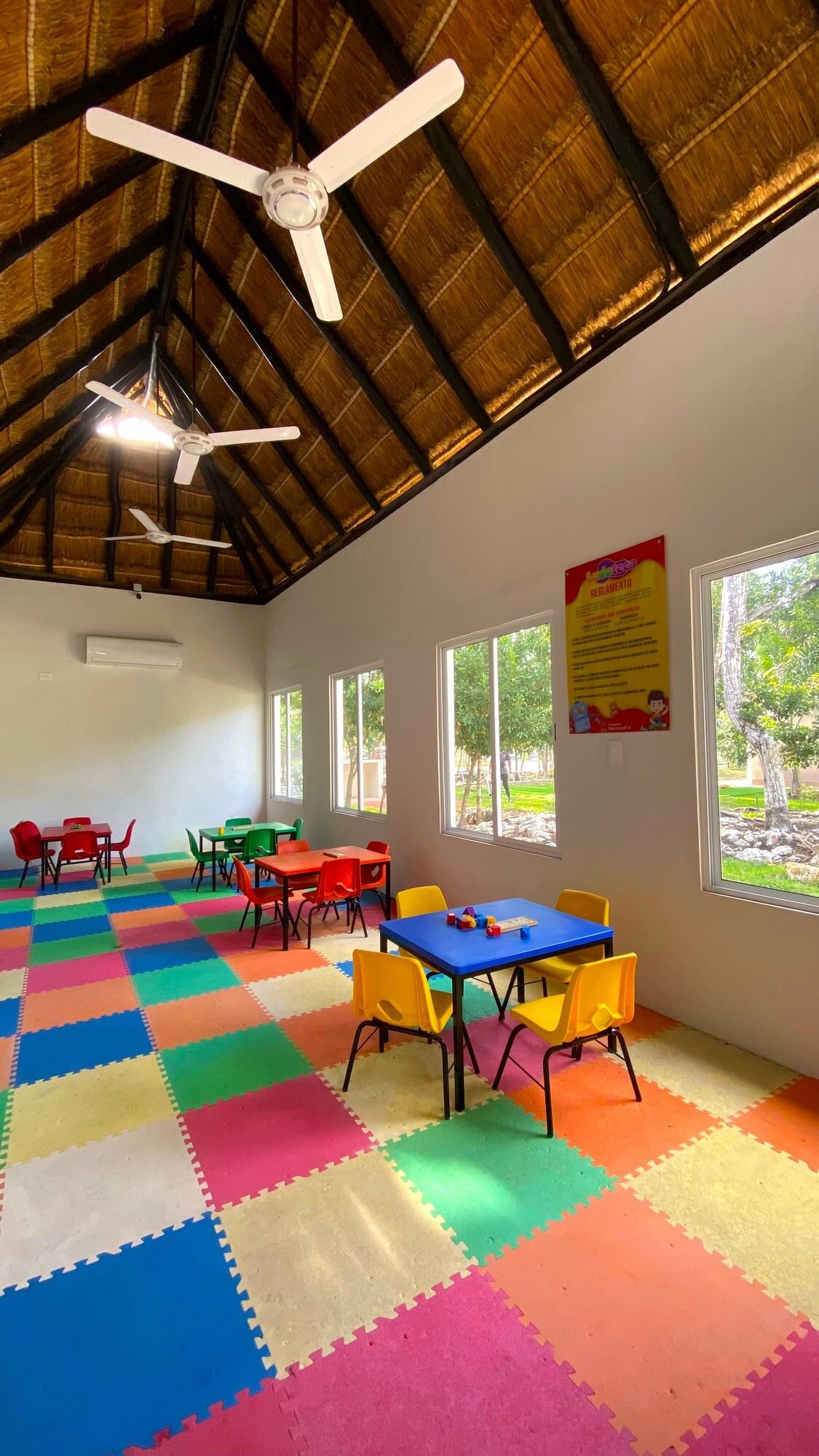 Ludoteca con piso de colores