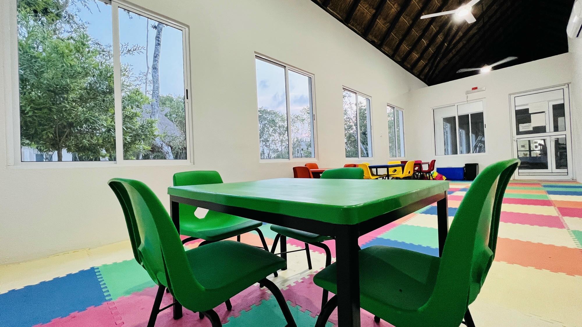 Ludoteca con mesa infantil