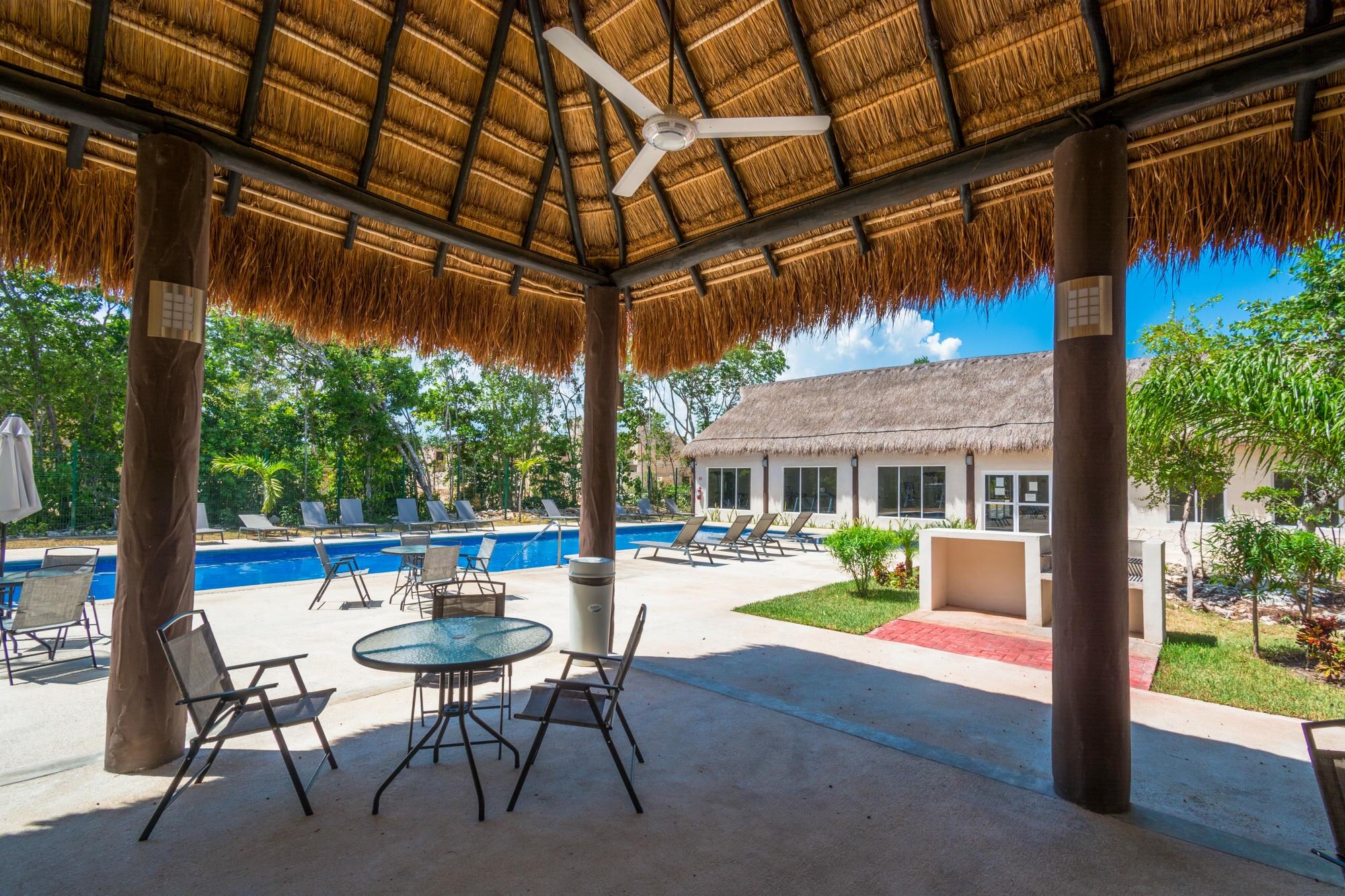 Palapa y área de descanso
